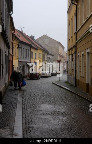 CHOMUTOV, RÉPUBLIQUE TCHÈQUE - 04 DÉCEMBRE 2022 : rues de la vieille ville avant Noël. Banque D'Images