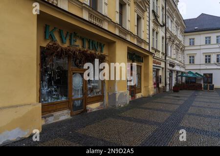 CHOMUTOV, RÉPUBLIQUE TCHÈQUE - 04 DÉCEMBRE 2022 : rues de la vieille ville avant Noël. Banque D'Images