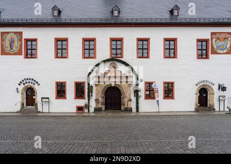 MARIENBERG, ALLEMAGNE - 04 DÉCEMBRE 2022 : rues de la vieille ville. Hôtel de ville de Marienberg. Banque D'Images