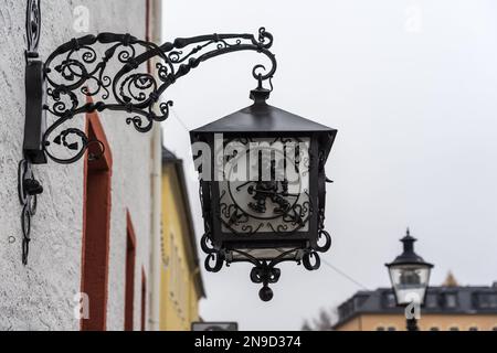 MARIENBERG, ALLEMAGNE - 04 DÉCEMBRE 2022 : lanterne d'époque sur la façade de l'hôtel de ville. Banque D'Images