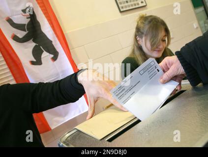 Berlin, Allemagne. 12th févr. 2023. Un homme vote pour l'élection de la Chambre des représentants de Berlin et jette son bulletin de vote dans les urnes. La Cour constitutionnelle de Berlin a jugé qu'une répétition complète des élections de 2021 était nécessaire en raison de nombreux problèmes. Credit: Wolfgang Kumm/dpa/Alay Live News Banque D'Images