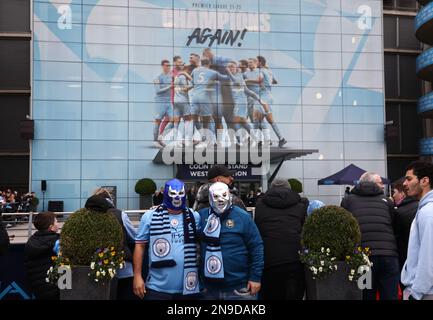 Manchester, Royaume-Uni. 12th févr. 2023. Les fans de Manchester City devant le stade avant le match de la Premier League au Etihad Stadium de Manchester. Crédit photo à lire : Darren Staples/Sportimage crédit : Sportimage/Alay Live News Banque D'Images