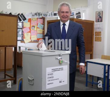 Nicosie, Chypre. 12th févr. 2023. Andreas Mavroyiannis, ancien envoyé aux Nations Unies (ONU), vote au bureau de vote de Nicosie, Chypre, le 12 février 2023. Mavroyiannis a également couru comme indépendant et a le soutien de l'aile gauche AKEL parti. Le deuxième tour des élections présidentielles a commencé dimanche matin à Chypre, avec l'ouverture de plus de 1 000 bureaux de vote. Deux diplomates chevronnés se disputent la présidence du pays pour les cinq prochaines années. Credit: George Christophorou/Xinhua/Alay Live News Banque D'Images