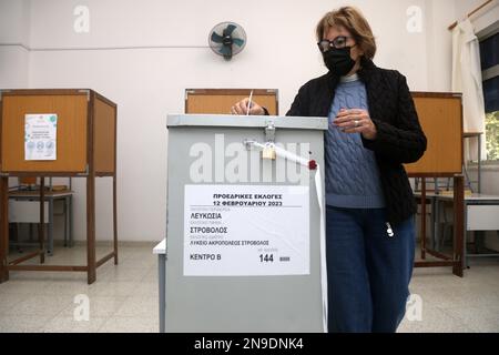 Nicosie, Chypre. 12th févr. 2023. Une femme vote dans un bureau de vote à Nicosie, Chypre, le 12 février 2023. Le deuxième tour des élections présidentielles a commencé dimanche matin à Chypre, avec l'ouverture de plus de 1 000 bureaux de vote. Deux diplomates chevronnés se disputent la présidence du pays pour les cinq prochaines années. Credit: George Christophorou/Xinhua/Alay Live News Banque D'Images