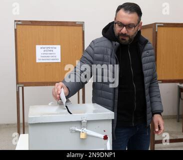 Nicosie, Chypre. 12th févr. 2023. Un homme vote dans un bureau de vote à Nicosie, Chypre, le 12 février 2023. Le deuxième tour des élections présidentielles a commencé dimanche matin à Chypre, avec l'ouverture de plus de 1 000 bureaux de vote. Deux diplomates chevronnés se disputent la présidence du pays pour les cinq prochaines années. Credit: George Christophorou/Xinhua/Alay Live News Banque D'Images