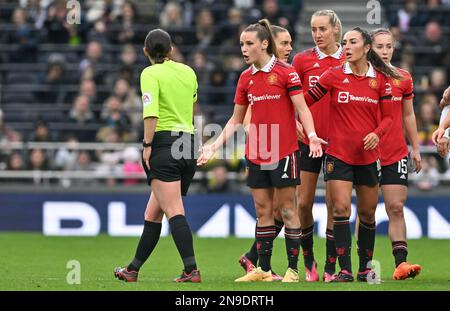 Londres, Royaume-Uni. 12th févr. 2023. Ella Toone (7) de Manchester photographié dans des entretiens avec l'arbitre Amy Fearn lors d'un match de football féminin entre Tottenham Hotspur Women et Manchester United Women sur un match replanifié du premier jour de match de la saison 2022 - 2023 de Barclays Women's Super League , Dimanche 12 février 2023 à Londres , ANGLETERRE . PHOTO SPORTPIX | David Catry crédit: David Catry/Alay Live News Banque D'Images