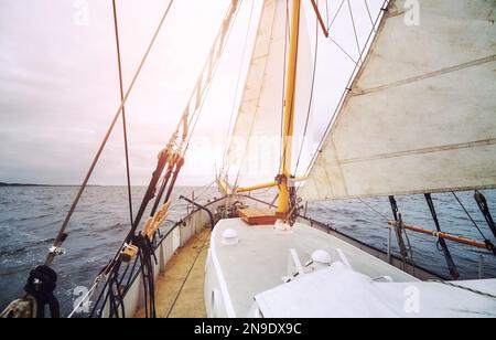 Croisière sur l'océan, concept de voyage, couleurs appliquées. Banque D'Images