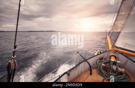 Croisière sur l'océan, concept de voyage, couleurs appliquées. Banque D'Images