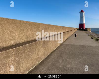 Phare de brise-lames à la ville frontalière de Berwick-upon-Tweed, Northumberland, dans le nord-est de l'Angleterre. Banque D'Images