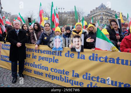 Paris, Ile de France, FRANCE. 12th févr. 2023. L'ancien président du Parlement britannique, JOHN BERCOW, écoute un discours lors d'un rassemblement en faveur du soulèvement en Iran. Des milliers de personnes se rassemblent sur la place Denfert-Rochereau à Paris pour soutenir le soulèvement en Iran et l'avenir d'une république démocratique. Les troubles civils contre le régime islamique en Iran ont commencé après la mort de Mahsa Amini, qui est mort dans des circonstances suspectes à l'hôpital après avoir été arrêté pour avoir porté le foulard du hijab en Iran en septembre 2022. Crédit : ZUMA Press, Inc./Alay Live News Banque D'Images