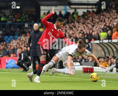 Elland Road, Leeds, Yorkshire, Royaume-Uni. 12th févr. 2023. Premier League football, Leeds United contre Manchester United ; Luke Ayling de Leeds United est fouillé par Marcus Rashford Credit de Manchester United : action plus Sports/Alay Live News Banque D'Images