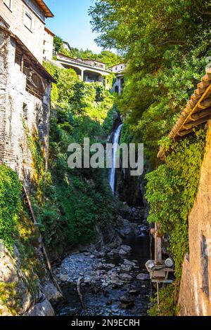 Vue aérienne de Nesso, village pittoresque et coloré situé sur les rives du lac de Côme, en Italie Banque D'Images