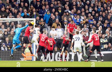 Harry Maguire de Manchester United et David de Gea, gardien de but, tentent d'éliminer le ballon lors du match de la Premier League à Elland Road, Leeds. Date de la photo: Dimanche 12 février 2023. Banque D'Images