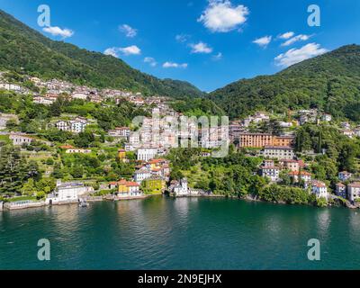 Vue aérienne de Nesso, village pittoresque et coloré situé sur les rives du lac de Côme, en Italie Banque D'Images