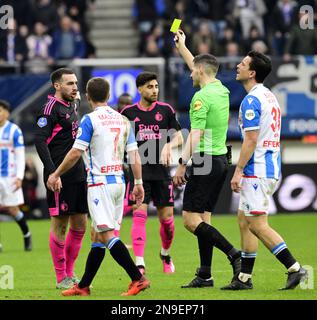 HERENVEEN - (lr) Orkun Kokcu de Feyenoord est montré la carte jaune par l'arbitre Jochem Kamphuis lors du match de première ligue néerlandais entre sc Heerenveen et Feyenoord au stade Abe Lenstra sur 12 février 2023 à Heerenveen, pays-Bas. ANP OLAF KRAAK crédit: ANP/Alay Live News Banque D'Images