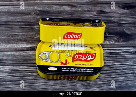 Le Caire, l'Egypte, 9 février 2023: Sardes Tolido en conserve dans l'huile végétale et le poivre, ouverture facile, pilchards de poisson sardine riches en éléments nutritifs, petit, huileux fis Banque D'Images