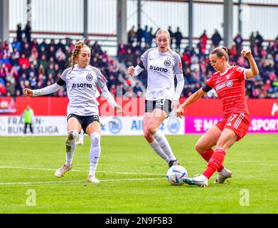 Sophia Kleherne (4 Francfort), Camilla Küver (23 Francfort) et Klara Buhl (17 FC Bayern München) en action au FlyerAlarm Frauen-Bundesliga Mat Banque D'Images