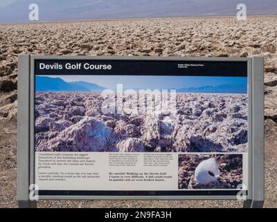 Vallée de la mort, Etats-Unis - 19 juillet 2008: Panneau d'information dans la vallée de la mort montrant et expliquant le parcours de golf de Devils, Etats-Unis. Banque D'Images