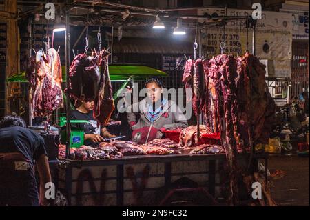 Une boucherie cambodgienne vend du bœuf cru au principal marché de gros de légumes et de viande, Phsar Dumkor, la nuit. Phnom Penh, Cambodge. © Kraig Lieb Banque D'Images