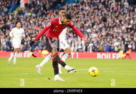 Marcus Rashford de Manchester United tire et enregistre des scores, mais le but est exclu pour une offside lors du match de la Premier League à Elland Road, Leeds. Date de la photo: Dimanche 12 février 2023. Banque D'Images