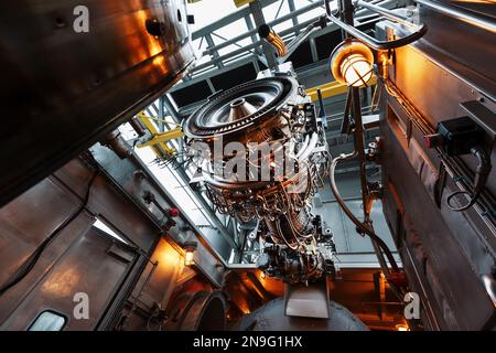 Le moteur d'un compresseur à turbine à gaz est suspendu à une grue lors de l'installation dans un module de production d'électricité Banque D'Images