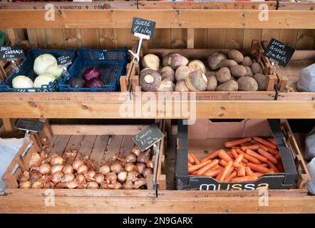 Une exposition attrayante de fruits et légumes avec 2023 billets de prix dans un magasin de ferme dans le North Yorkshire Banque D'Images