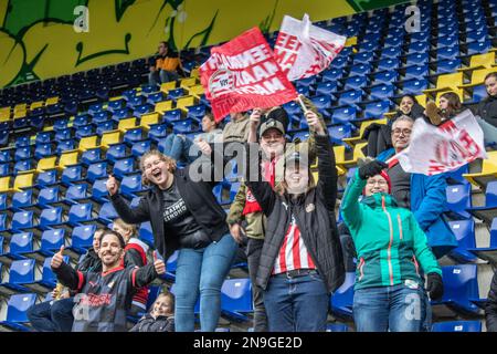 Sittard, pays-Bas. 12th févr. 2023. Sittard, pays-Bas, 10 février 2023: Les supporters du PSV célèbrent après le match de l'Eredivisie Vrouwen en Azerbaïdjan entre Fortuna Sittard et le PSV au Stadion du Fortuna Sittard, pays-Bas. (Leitting Gao/SPP) crédit: SPP Sport presse photo. /Alamy Live News Banque D'Images