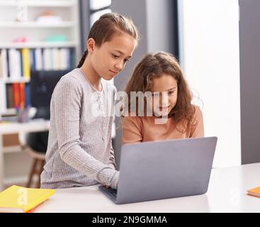 Deux élèves qui utilisent un ordinateur pour étudier en classe Banque D'Images