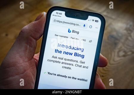 Nouveau moteur de recherche Microsoft Bing optimisé par ChatGPT par OpenAI sur un téléphone mobile. Banque D'Images