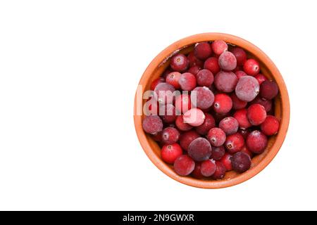 canneberges rouges dans un pot d'argile isolé sur fond blanc Banque D'Images