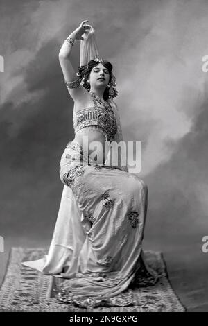 Mata Hari, Margaretha Geertruida MacLeod (1876 – 1917), danseuse et courtesan exotique hollandaise, reconnue coupable d'être un espion pour l'Allemagne pendant la première Guerre mondiale Banque D'Images