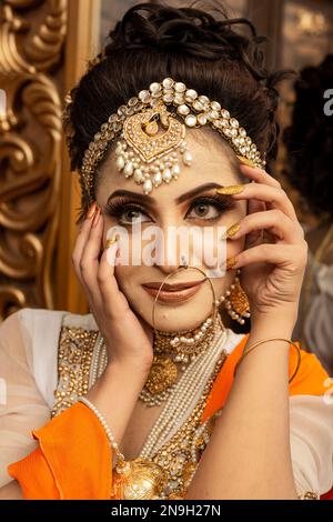 Pakistanais. Un magnifique maquillage indien pour les jeunes mariés pour les photos de saloon Banque D'Images
