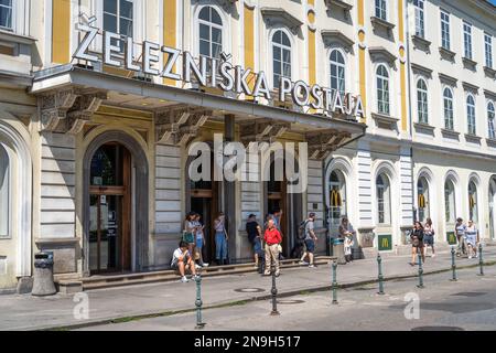 Façade du bâtiment de la gare de Ljubljana avec les gens près de l'entrée à l'heure de la journée en été Banque D'Images