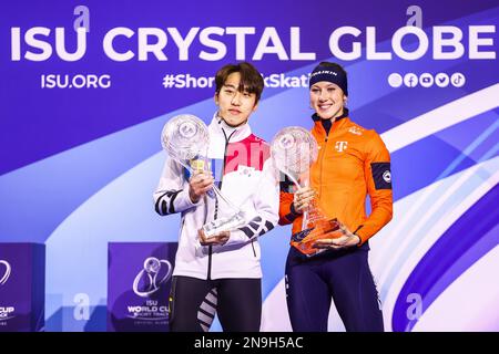 DORDRECHT - Présentation du Crystal Globe de l'UIP à Ji Won Park (KOR) et Suzanne Scholing (NED) (lr) au cours du dernier jour de la coupe du monde de l'UIP patinage de vitesse sur piste courte 2023. ANP VINCENT JANNINK Banque D'Images