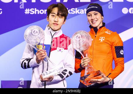 DORDRECHT - Présentation du Crystal Globe de l'UIP à Ji Won Park (KOR) et Suzanne Scholing (NED) (lr) au cours du dernier jour de la coupe du monde de l'UIP patinage de vitesse sur piste courte 2023. ANP VINCENT JANNINK Banque D'Images