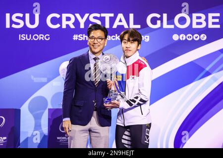 DORDRECHT - Présentation du Crystal Globe de l'UIP au Ji Won Park (KOR) au cours du dernier jour de la coupe du monde de l'UIP patinage de vitesse sur piste courte 2023. ANP VINCENT JANNINK Banque D'Images