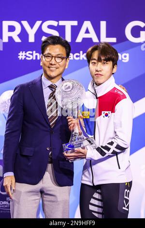 DORDRECHT - Présentation du Crystal Globe de l'UIP au Ji Won Park (KOR) au cours du dernier jour de la coupe du monde de l'UIP patinage de vitesse sur piste courte 2023. ANP VINCENT JANNINK Banque D'Images