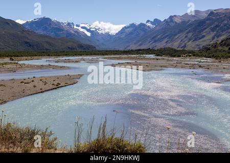 Pittoresque ruisseau turquoise à El Chaltén avec des montagnes enneigées en arrière-plan - voyager Patagonia, Argentine Banque D'Images