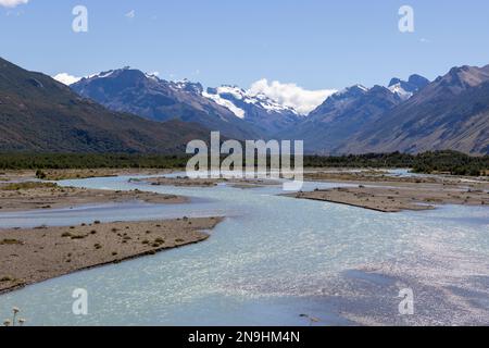 Pittoresque ruisseau turquoise à El Chaltén avec des montagnes enneigées en arrière-plan - voyager Patagonia, Argentine Banque D'Images