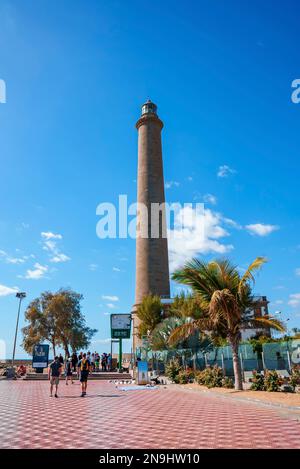 Les personnes marchant sur le sentier menant au phare de Maspalomas Banque D'Images