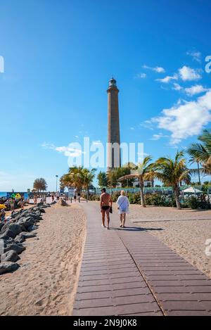 Vue sur la plage de sable et le célèbre phare de Maspalomas sous un ciel bleu Banque D'Images