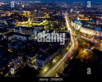 Vue de nuit sur le centre-ville de la capitale de la Bulgarie - Sofia. Banque D'Images
