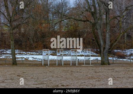 Les gardes de la vie se trouvent sur la plage d'Edgewater Park à Cleveland, Ohio, pendant l'hiver. Banque D'Images