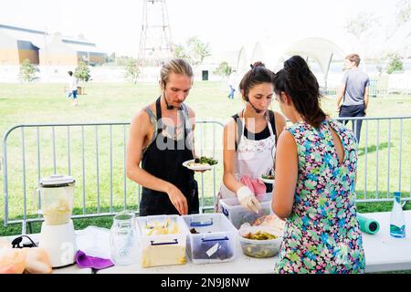 un gars et une fille montrent une classe de maître sur la cuisine des plats végétariens. Banque D'Images