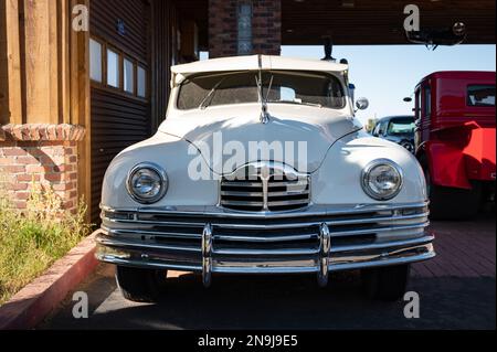 Un détail d'une vieille voiture blanche de la série Packard 23 garée dans la rue Banque D'Images