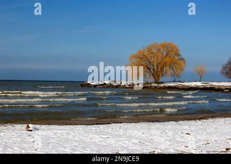 La lumière du soleil se dégage après une tempête hivernale qui déverse de la neige le long des rives du lac Érié, à Edgewater Park, à Cleveland, Ohio. Banque D'Images