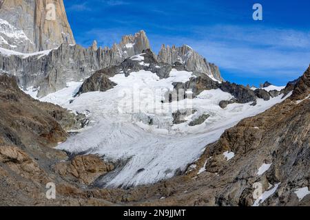 Vue aérienne sur le magnifique Mont Fitz Roy et le champ de glace - vue célèbre lors de la randonnée à El Chaltén, Patagonie, Argentine Banque D'Images