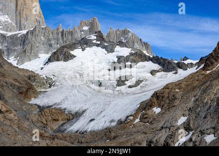 Vue aérienne sur le magnifique Mont Fitz Roy et le champ de glace - vue célèbre lors de la randonnée à El Chaltén, Patagonie, Argentine Banque D'Images