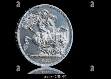 Revers d'une pièce de cinq Shilling du Festival de Grande-Bretagne de 1951 mettant en vedette Saint George Fashing the Dragon Banque D'Images