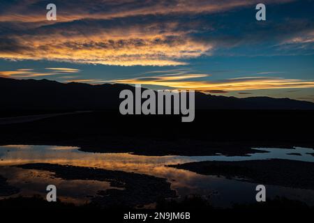 Coucher de soleil au bassin de Badwater dans le parc national de la Vallée de la mort Banque D'Images